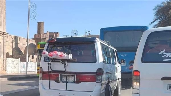 كفن طفل خلف سيارة