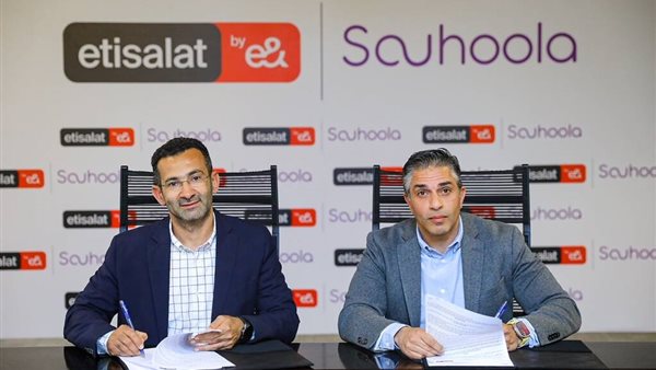 جانب من التوقيع 