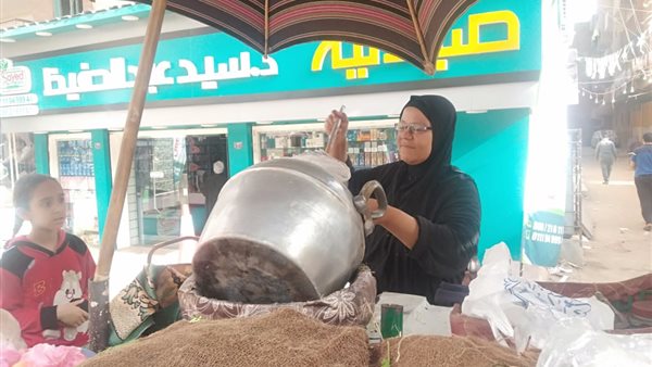 إيمان أول سيدة تقف