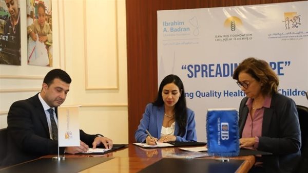 جانب من التوقيع 