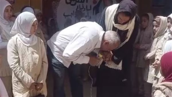 مدير مدرسة يقبل يد