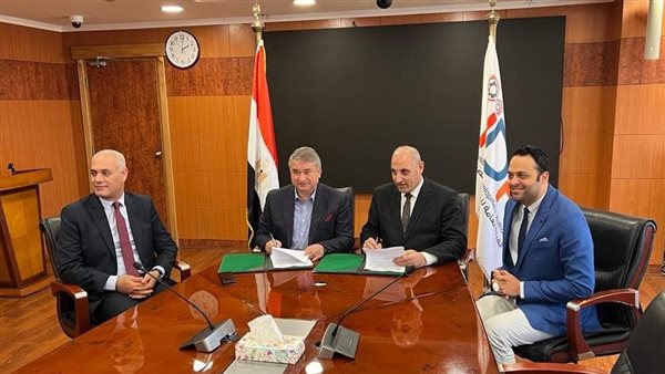 جانب من التوقيع 