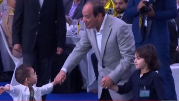 الرئيس مع أبناء شهداء