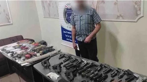 المتهم مع المضبوطات