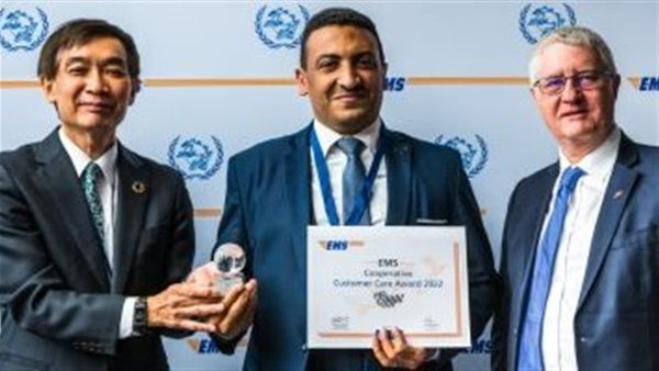 اثناء استلام الجائزة