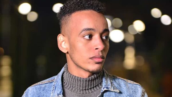 طالب مصري عائد من