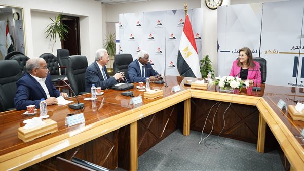 وزيرة التخطيط خلال