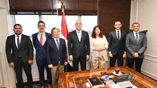 وزير الاسكان خلال