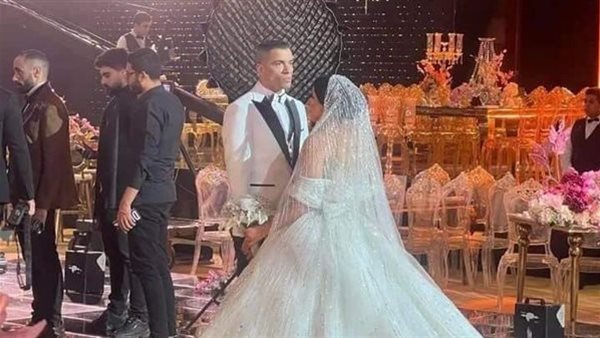 حسن شاكوش وزوجته