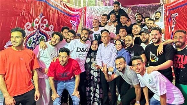 كهربا يحتفل مع لاعبي الأهلي بعد التتويج بالسوبر المصري (فيديو)
