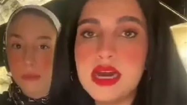 الفتاة وصديقتها 