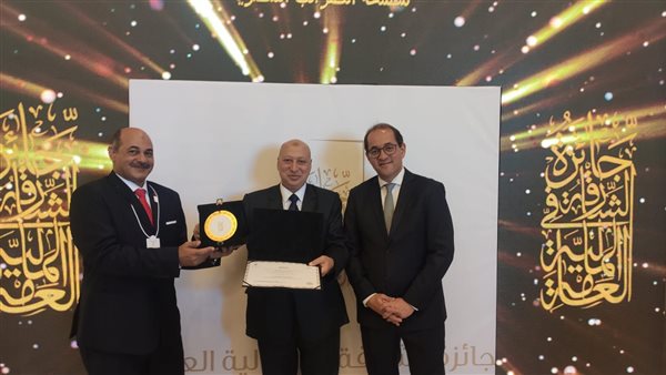 اثناء استلام الجائزة