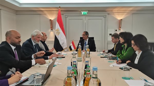 وزير الاتصالات خلال