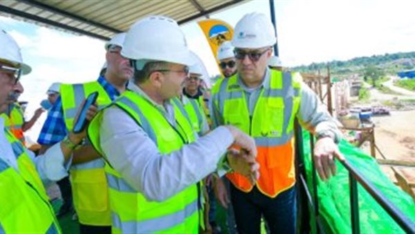 وزير الاسكان اثناء