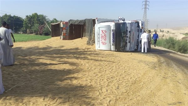 انقلاب سيارة محملة بالطوب على الطريق الصحراوي الغربي بقنا يعرقل الحركة المرورية