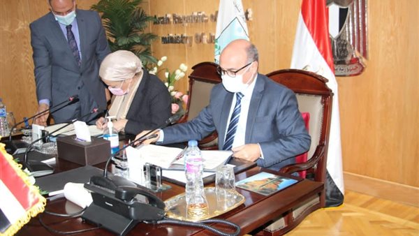 جانب من توقيع البروتوكول