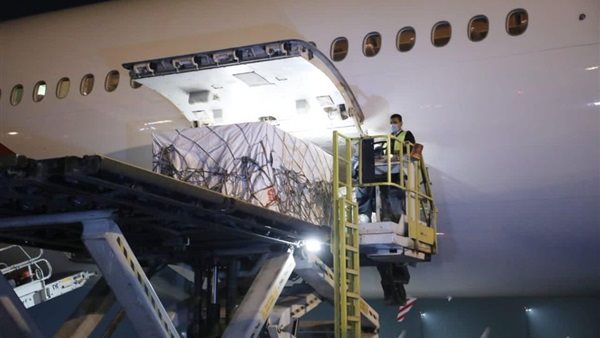 جانب من استلام الشحنة