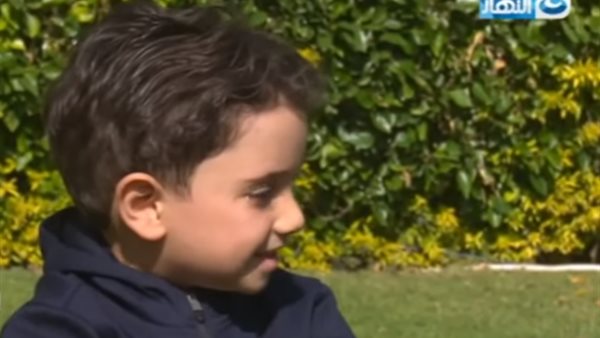 الطفل بطل فيدي اللدغة