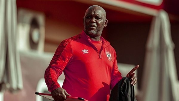 موسيماني مع معاونيه