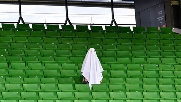 مدرجات خالية من المشجعين