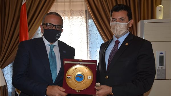 وزير الرياضة مع عمرو