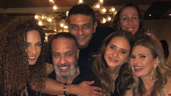 صورة تجمع يسرا بعدد