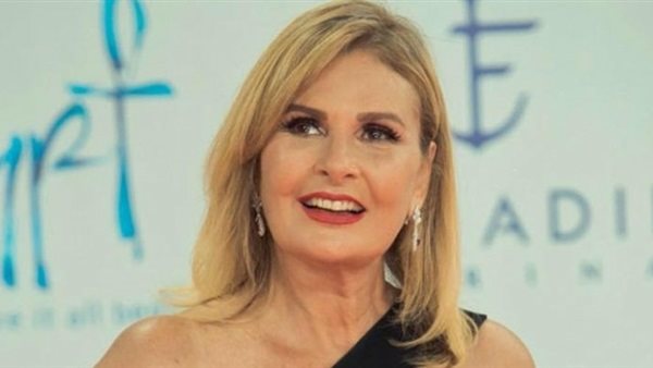 الفنانة يسرا