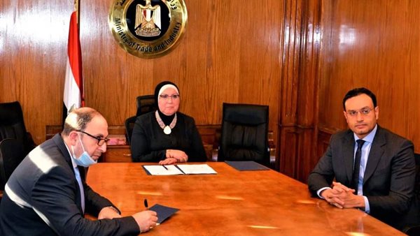 وزيرة الصناعة 