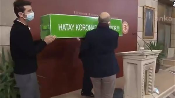 نائب تركي يحمل نعش