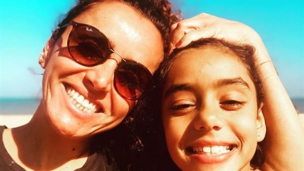 علا رشدي وبنتها 