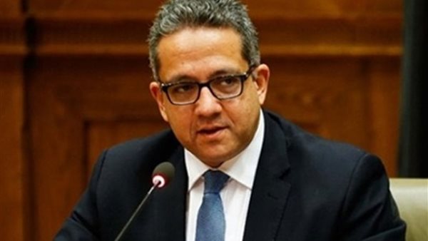 وزير الاثار والسياحة