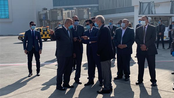 وزير الرياضة في مطار