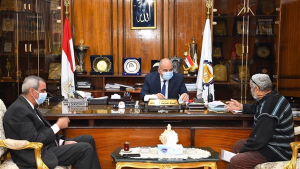 محافظ قنا يستقبل