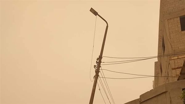 عاصفة ترابية تضرب