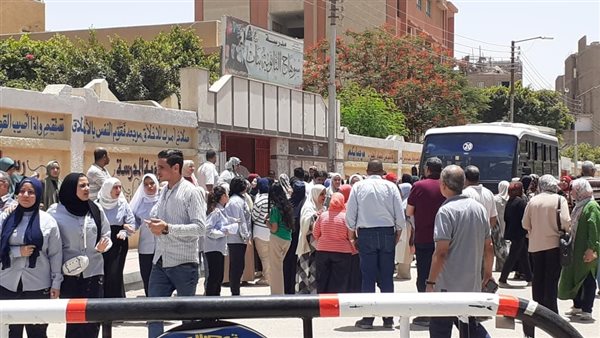 طلاب أمام لجان الامتحان