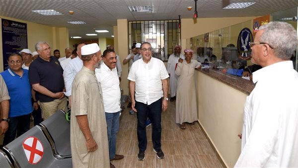 رئيس الوزراء مع الأهالي