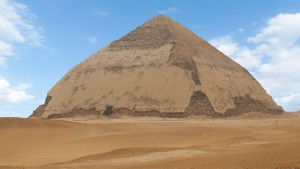 الهرم المنحنى 