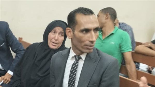 والدة المتهمة بصحبة