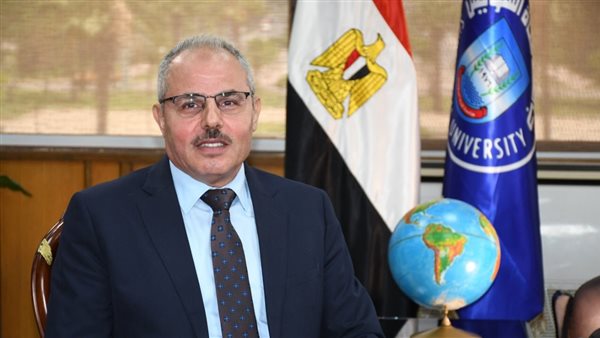  رئيس جامعة قناة