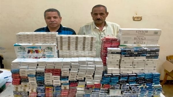 المتهمين مع المضبوطات