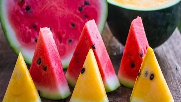 تناول البطيخ