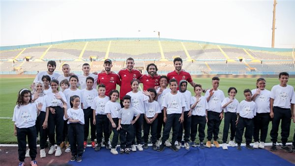 لاعبي الأهلي مع أطفال