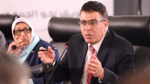 الكاتب الصحفي عماد