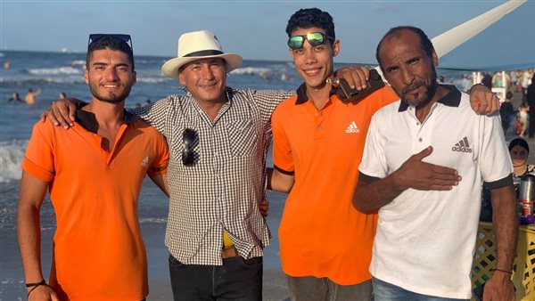 مدير الشاطئ وفريق