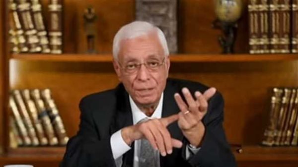  حسام موافي، أستاذ