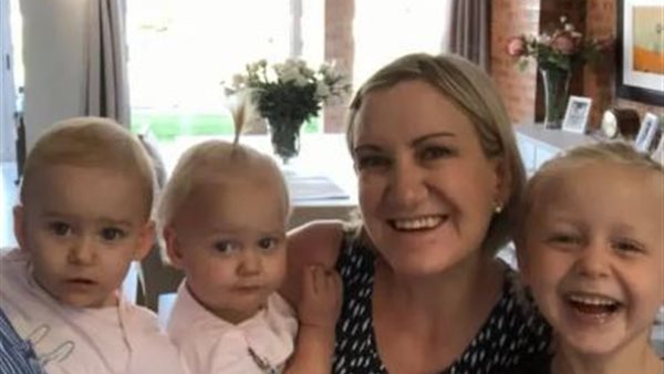 الام وبناتها 