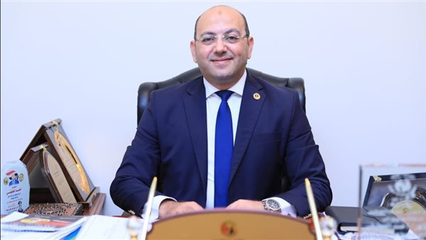 الدكتور أحمد العطيفي