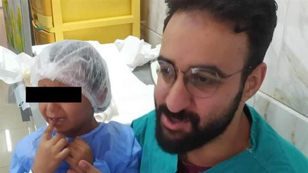 الطفلة والطبيب المعالج