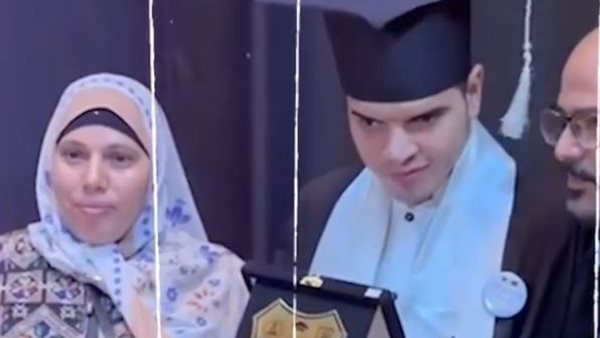 الشاب ووالدته 