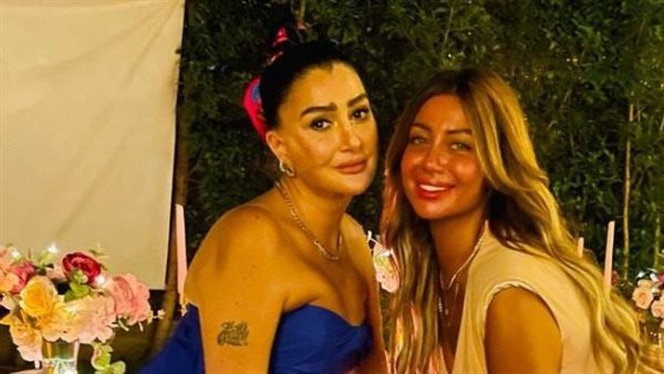 غادة وابنتها 